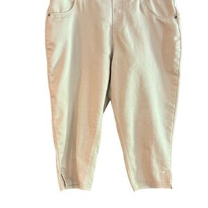 HUE Hi-Rise Ultra Soft Denim Capri Legging